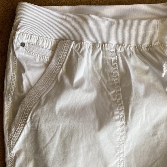 AVENUE white poplin pull on capri with drawstring waist cropped pants - Picture 5 of 8